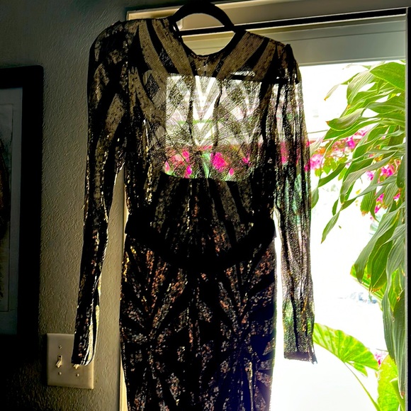 Cleaning my closet but beautiful dress you’ll make an statement. - Picture 1 of 4